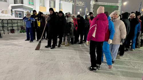 Чыршы янында Кыш бабай, уеннар, ламбада һәм һәр катнашучыга бүләк (+видео)