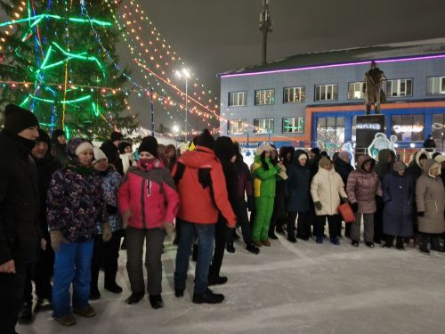 Чыршы янында Кыш бабай, уеннар, ламбада һәм һәр катнашучыга бүләк (+видео)