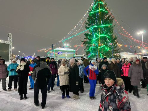 Чыршы янында Кыш бабай, уеннар, ламбада һәм һәр катнашучыга бүләк (+видео)