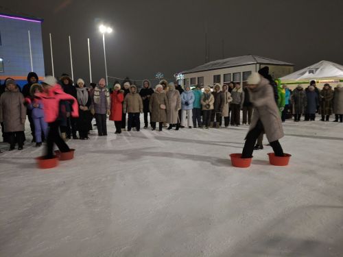 Чыршы янында Кыш бабай, уеннар, ламбада һәм һәр катнашучыга бүләк (+видео)