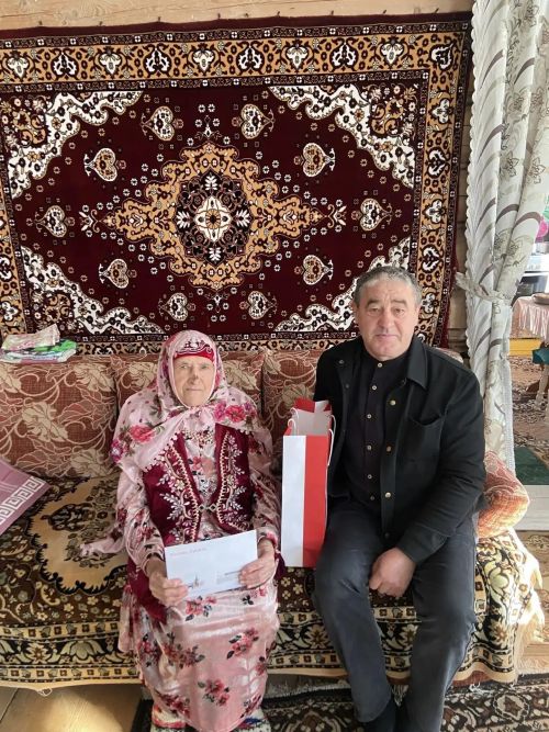 Олы Шыңар авылында яшәүче  Миңсырур Гайфуллинаны 96 яшь тулуы белән тәбрикләделәр