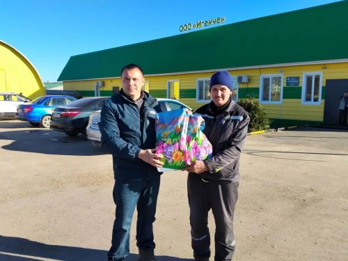 «Игенче»дә авыл хуҗалыгы хезмәтчәннәренә күчтәнәч пакетлары тапшырдылар