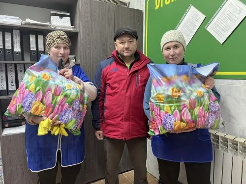 «Игенче»дә авыл хуҗалыгы хезмәтчәннәренә күчтәнәч пакетлары тапшырдылар