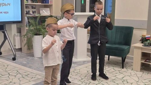 Район үзәк китапханәсенә әтиләр белән улларын чакырып хөрмәтләделәр