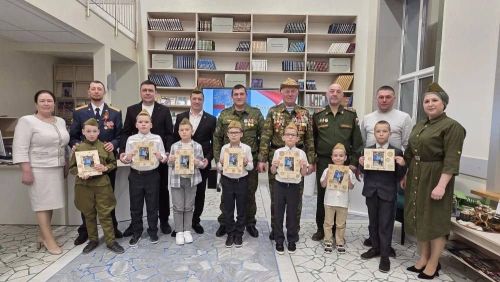 Район үзәк китапханәсенә әтиләр белән улларын чакырып хөрмәтләделәр