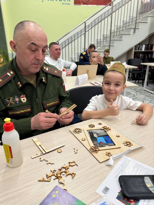 Район үзәк китапханәсенә әтиләр белән улларын чакырып хөрмәтләделәр