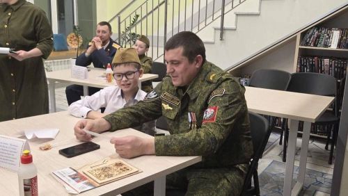 Район үзәк китапханәсенә әтиләр белән улларын чакырып хөрмәтләделәр