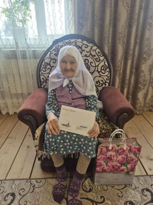 Бигәнәй авылында яшәүче Хәлимә Мәгъсүмованы 94 яшь тулган көне белән котладылар