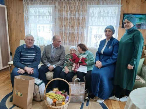 Бүген Сабада яшәүче Мәнзүмә Хуҗинаны 101 яшь тулуы белән котладылар