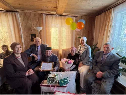 Байлар Сабасында яшәүче Әмир ага Миңнехановны 90 яшьлек юбилее белән котладылар