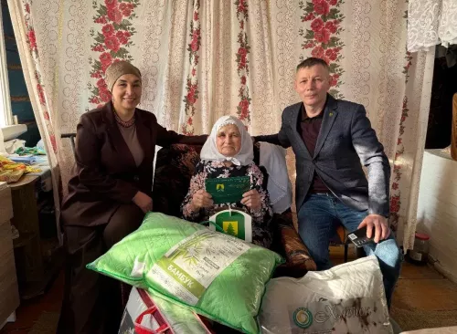 Олы Кибәче авылында яшәүче  Хәния Вафа кызы Зәйнетдинованы  90 яшьлек юбилее белән котладылар