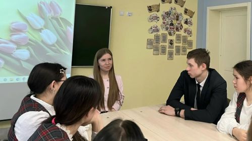 Түбән Шытсу мәктәбе укучылары янында очрашуда медицина көллияте студенты булган