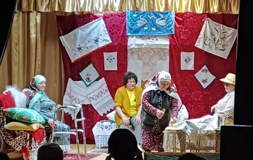 Төбәктә премьера:  авыл үзешчәннәре Гөлшат Мөхәммәтшинаның «Пар аккош» спектаклен сәхнәләштергән