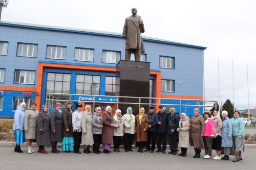 “И мөкаддәс моңлы сазым! Уйнадың син ник бик аз?”