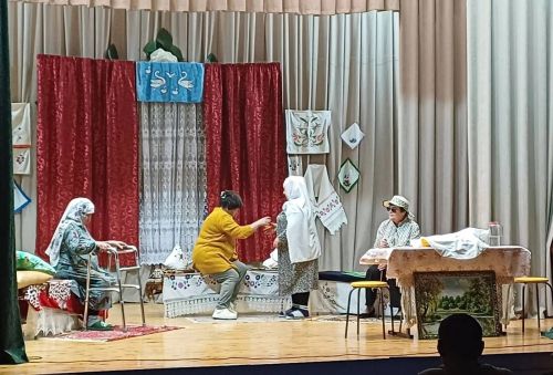 Төбәк авылы үзешчәннәре «Пар аккош» спектаклен сәхнәләштерде