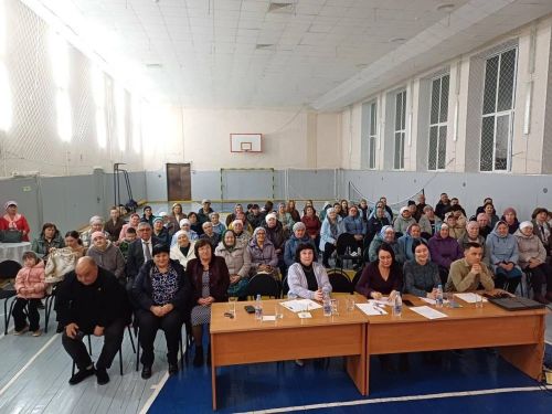 Төбәк авылы үзешчәннәре «Пар аккош» спектаклен сәхнәләштерде