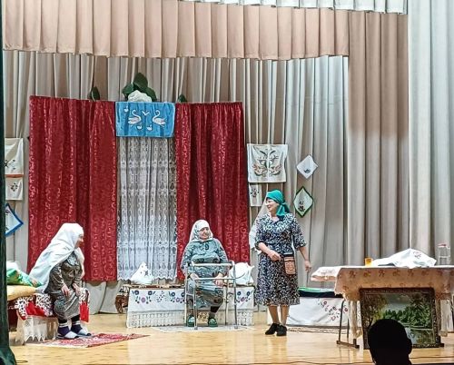 Төбәк авылы үзешчәннәре «Пар аккош» спектаклен сәхнәләштерде