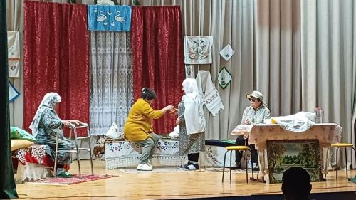 Төбәк авылы үзешчәннәре «Пар аккош» спектаклен сәхнәләштерде