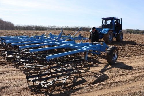 Кырда – тракторлар гөрелтесе