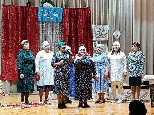 Төбәк авылы үзешчәннәре «Пар аккош» спектаклен сәхнәләштерде