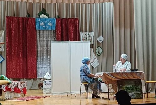 Төбәк авылы үзешчәннәре «Пар аккош» спектаклен сәхнәләштерде