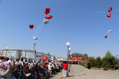 Җиңү килде җирне нурга күмеп...