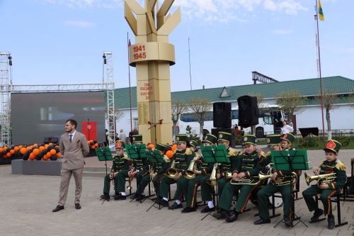 Җиңү килде җирне нурга күмеп...