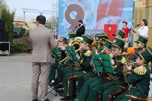 Җиңү килде җирне нурга күмеп...