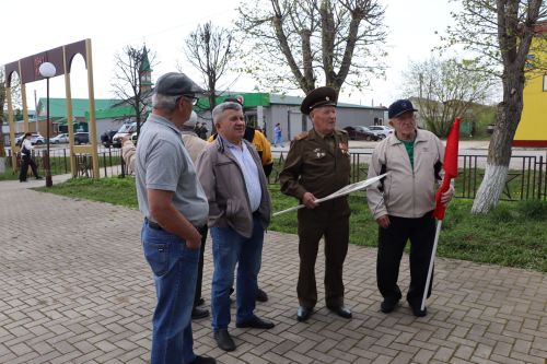 Җиңү килде җирне нурга күмеп...