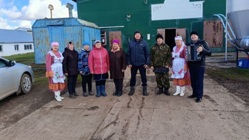Авыл хуҗалыгы тармагында хезмәт итүчеләрне бәйрәм белән котлау