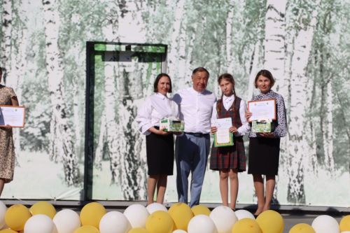 “Сабантуй” спорт-мәдәни комплексында Бөтенроссия конкурсларының муниципаль этабында җиңүче укытучы-тәрбиячеләр, район, республика фән олимпиадаларында катнашып күркәм уңышларга ирешкән укучылар һәм аларның әти-әниләре  хөрмәтләнде