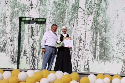 “Сабантуй” спорт-мәдәни комплексында Бөтенроссия конкурсларының муниципаль этабында җиңүче укытучы-тәрбиячеләр, район, республика фән олимпиадаларында катнашып күркәм уңышларга ирешкән укучылар һәм аларның әти-әниләре  хөрмәтләнде