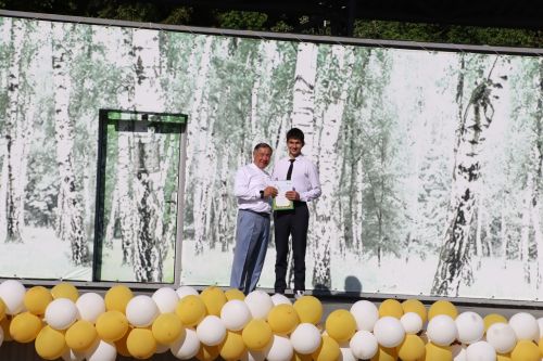 “Сабантуй” спорт-мәдәни комплексында Бөтенроссия конкурсларының муниципаль этабында җиңүче укытучы-тәрбиячеләр, район, республика фән олимпиадаларында катнашып күркәм уңышларга ирешкән укучылар һәм аларның әти-әниләре  хөрмәтләнде