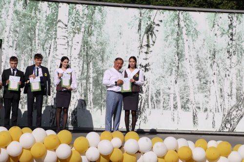 “Сабантуй” спорт-мәдәни комплексында Бөтенроссия конкурсларының муниципаль этабында җиңүче укытучы-тәрбиячеләр, район, республика фән олимпиадаларында катнашып күркәм уңышларга ирешкән укучылар һәм аларның әти-әниләре  хөрмәтләнде