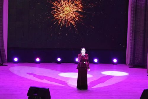 «Тулган ай» фольклор коллективы «Балкыш» социаль-тернәкләндерү үзәгендә ял итүчеләр өчен бай эчтәлекле концерт бүләк итте