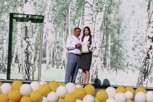 “Сабантуй” спорт-мәдәни комплексында Бөтенроссия конкурсларының муниципаль этабында җиңүче укытучы-тәрбиячеләр, район, республика фән олимпиадаларында катнашып күркәм уңышларга ирешкән укучылар һәм аларның әти-әниләре  хөрмәтләнде
