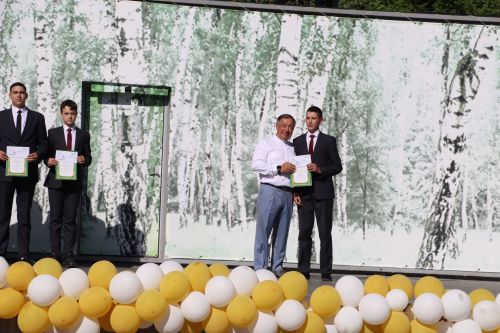 “Сабантуй” спорт-мәдәни комплексында Бөтенроссия конкурсларының муниципаль этабында җиңүче укытучы-тәрбиячеләр, район, республика фән олимпиадаларында катнашып күркәм уңышларга ирешкән укучылар һәм аларның әти-әниләре  хөрмәтләнде