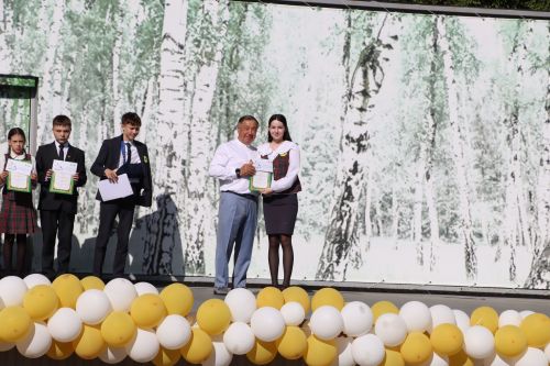 “Сабантуй” спорт-мәдәни комплексында Бөтенроссия конкурсларының муниципаль этабында җиңүче укытучы-тәрбиячеләр, район, республика фән олимпиадаларында катнашып күркәм уңышларга ирешкән укучылар һәм аларның әти-әниләре  хөрмәтләнде