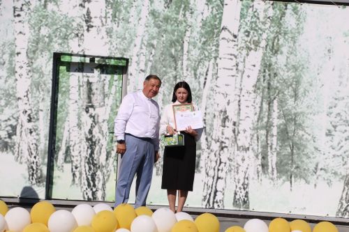 “Сабантуй” спорт-мәдәни комплексында Бөтенроссия конкурсларының муниципаль этабында җиңүче укытучы-тәрбиячеләр, район, республика фән олимпиадаларында катнашып күркәм уңышларга ирешкән укучылар һәм аларның әти-әниләре  хөрмәтләнде
