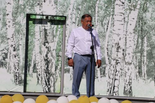 “Сабантуй” спорт-мәдәни комплексында Бөтенроссия конкурсларының муниципаль этабында җиңүче укытучы-тәрбиячеләр, район, республика фән олимпиадаларында катнашып күркәм уңышларга ирешкән укучылар һәм аларның әти-әниләре  хөрмәтләнде