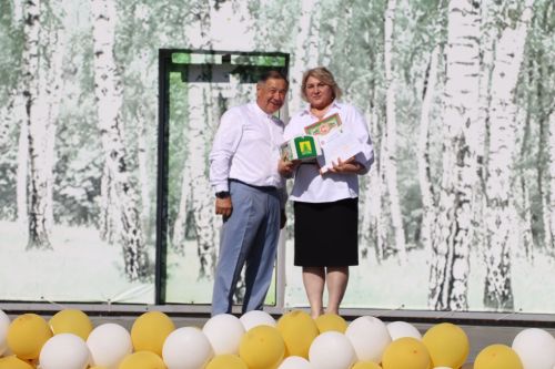 “Сабантуй” спорт-мәдәни комплексында Бөтенроссия конкурсларының муниципаль этабында җиңүче укытучы-тәрбиячеләр, район, республика фән олимпиадаларында катнашып күркәм уңышларга ирешкән укучылар һәм аларның әти-әниләре  хөрмәтләнде