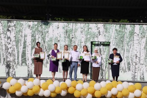 “Сабантуй” спорт-мәдәни комплексында Бөтенроссия конкурсларының муниципаль этабында җиңүче укытучы-тәрбиячеләр, район, республика фән олимпиадаларында катнашып күркәм уңышларга ирешкән укучылар һәм аларның әти-әниләре  хөрмәтләнде