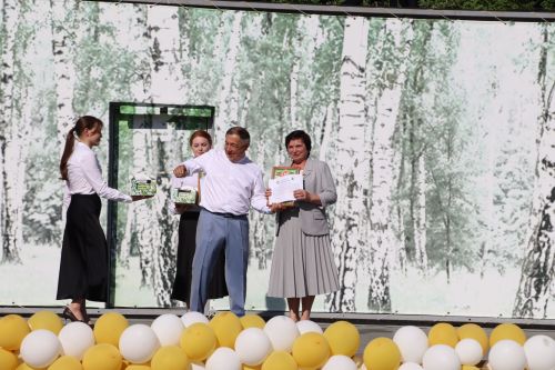 “Сабантуй” спорт-мәдәни комплексында Бөтенроссия конкурсларының муниципаль этабында җиңүче укытучы-тәрбиячеләр, район, республика фән олимпиадаларында катнашып күркәм уңышларга ирешкән укучылар һәм аларның әти-әниләре  хөрмәтләнде