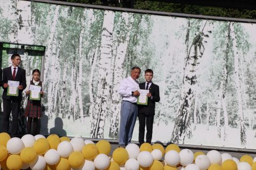 “Сабантуй” спорт-мәдәни комплексында Бөтенроссия конкурсларының муниципаль этабында җиңүче укытучы-тәрбиячеләр, район, республика фән олимпиадаларында катнашып күркәм уңышларга ирешкән укучылар һәм аларның әти-әниләре  хөрмәтләнде