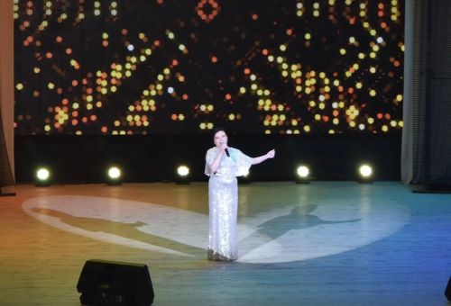 «Тулган ай» фольклор коллективы «Балкыш» социаль-тернәкләндерү үзәгендә ял итүчеләр өчен бай эчтәлекле концерт бүләк итте