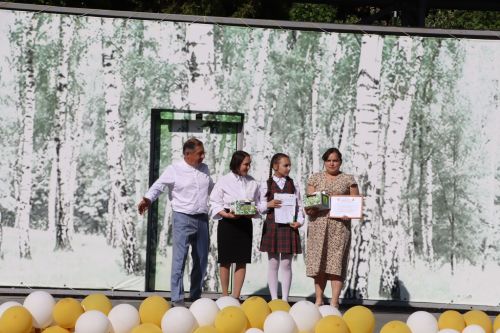 “Сабантуй” спорт-мәдәни комплексында Бөтенроссия конкурсларының муниципаль этабында җиңүче укытучы-тәрбиячеләр, район, республика фән олимпиадаларында катнашып күркәм уңышларга ирешкән укучылар һәм аларның әти-әниләре  хөрмәтләнде