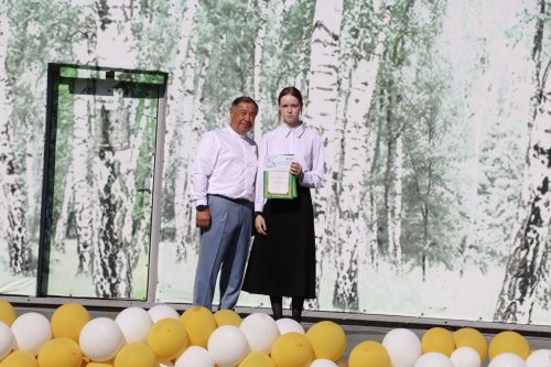 “Сабантуй” спорт-мәдәни комплексында Бөтенроссия конкурсларының муниципаль этабында җиңүче укытучы-тәрбиячеләр, район, республика фән олимпиадаларында катнашып күркәм уңышларга ирешкән укучылар һәм аларның әти-әниләре  хөрмәтләнде