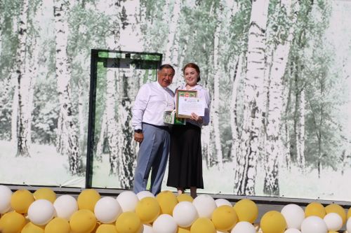 “Сабантуй” спорт-мәдәни комплексында Бөтенроссия конкурсларының муниципаль этабында җиңүче укытучы-тәрбиячеләр, район, республика фән олимпиадаларында катнашып күркәм уңышларга ирешкән укучылар һәм аларның әти-әниләре  хөрмәтләнде
