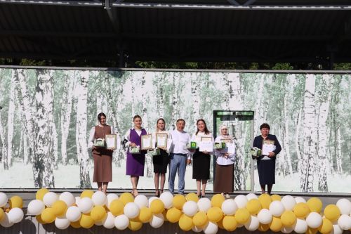 “Сабантуй” спорт-мәдәни комплексында Бөтенроссия конкурсларының муниципаль этабында җиңүче укытучы-тәрбиячеләр, район, республика фән олимпиадаларында катнашып күркәм уңышларга ирешкән укучылар һәм аларның әти-әниләре  хөрмәтләнде