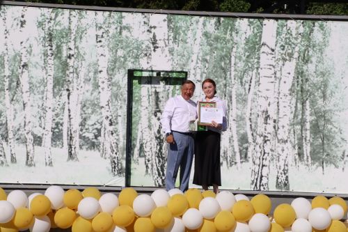 “Сабантуй” спорт-мәдәни комплексында Бөтенроссия конкурсларының муниципаль этабында җиңүче укытучы-тәрбиячеләр, район, республика фән олимпиадаларында катнашып күркәм уңышларга ирешкән укучылар һәм аларның әти-әниләре  хөрмәтләнде